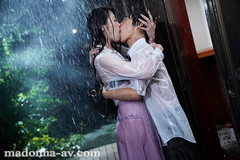 雨にぬれて全身スケスケの男女が、雨に打たれながら抱きしめ合いキスをするエロすぎる激しいラブラブシーン。